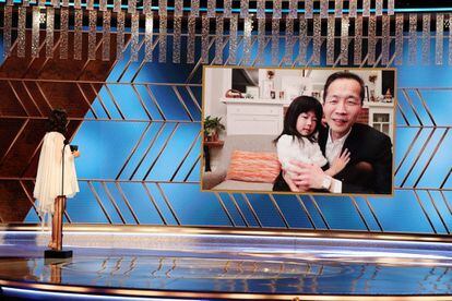 Lee Isaac Chung recibe de manera virtual, con su hija en brazos, el Globo de Oro a mejor película en lengua extranjera, tras anunciarlo la actriz Gal Gadot.