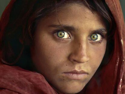 'La niña afgana', fotografía de Stve McCurry y portada de 'National Geographic' en 1985.