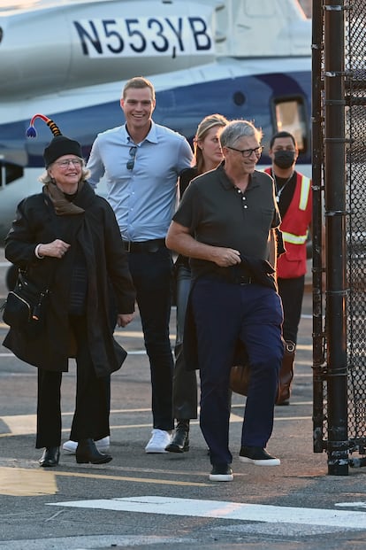 Bill Gates, accompanied by his relatives on a helipad upon arrival for his daughter's wedding in New York