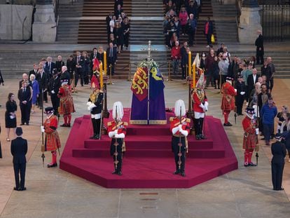 Numerosos ciudadanos pasan a presentar sus respetos ante el féretro de Isabel II, este miércoles en Westminster Hall.