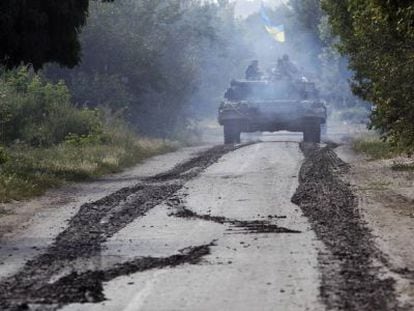 Un tanque ucranio en la ciudad fronteriza de Novoselivka Persha.