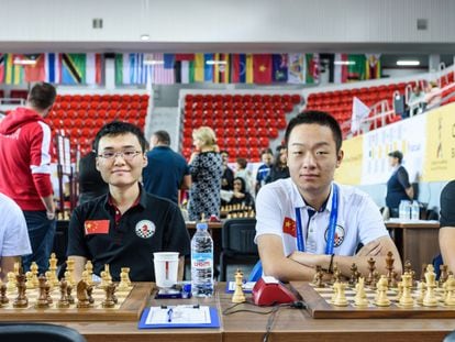 Cuatro de los cinco jugadores de la selección china; de izquierda a derecha: Ding, Yu, Wei y Bu; falta Li.