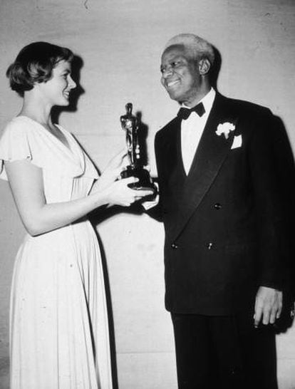 Ingrid Bergman le entrega al actor James Baskett el Oscar por su interpretación del tío Remus en 'Canción del sur' en 1949.