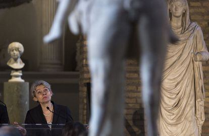 La directora de la Unesco, Irina Bokova, presenta el acuerdo en las termas de Diocleciano.