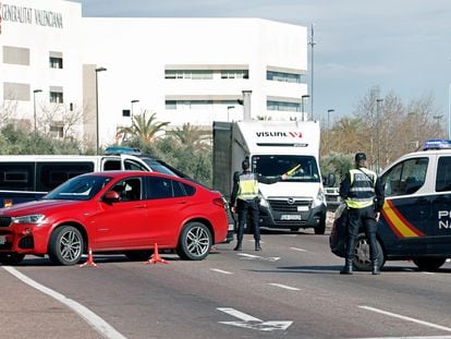 Un control de la Policia Nacional en la entrada de Valencia por la AP-7 durante el primer fin de semana de cierre perimetral, en enero de 2021.