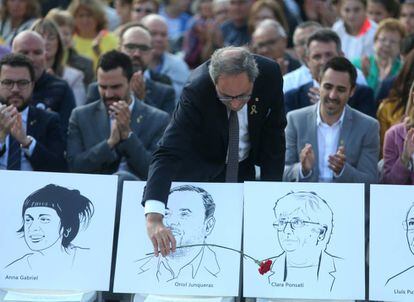 El presidente de la Generalitat de Cataluña, Quim Torra, en un acto homenaje en Sant Julià de Ramis. Torra coloca una rosa junto a los retratos de los políticos presos y huidos tras el referéndum de 1-O.