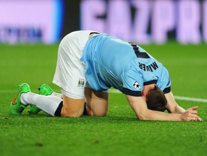 El inglés Milner, del City, sobre el césped del Camp Nou.