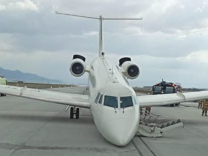 El avión de la Fiscalía General de la República en la pista de aterrizaje del AIFA, en el Estado de México, el 27 de junio.