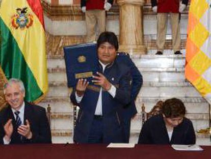 El presidente de Bolivia, Evo Morales (c), promulgó la Ley de Promoción de Inversiones que ofrece incentivos a las empresas y establece que las controversias con los inversores se deben resolver solo en los tribunales bolivianos. ABI