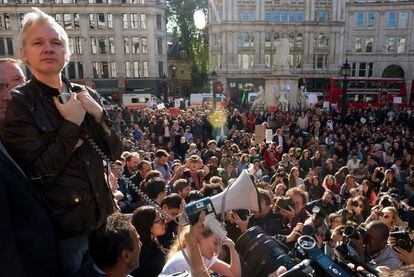 Julian Assange se dirige a los indignados en Londres, en octubre de 2011.