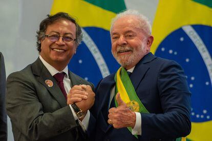 El presidente de Colombia, Gustavo Petro, saluda a Luiz Inacio Lula da Silva en su posesión, este domingo en Brasilia.