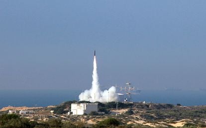 Launch of an Israeli-made Arrow 3 anti-ballistic missile.