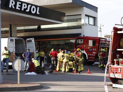 Efectivos de emergencia en el lugar del accidente.