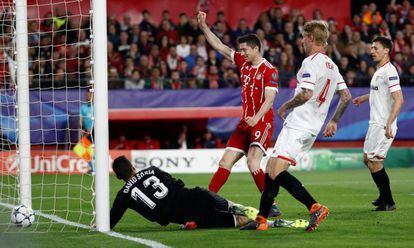 Lewandowski celebra el autogol de Navas.