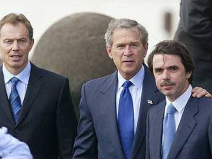 Tony Blair, George Bush y José María Aznar en la cumbre de las Azores, en 2003, previa a la invasión de Irak.