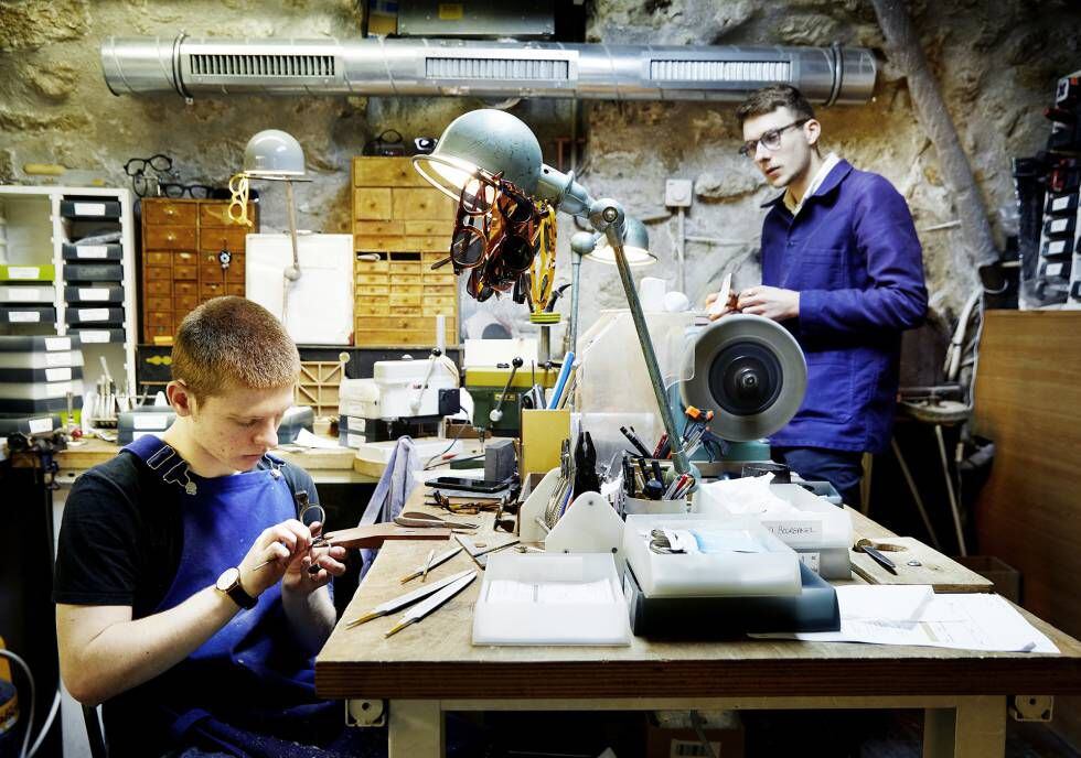 El actual equipo de artesanos de Maison Bonnet es muy joven; la mayoría apenas supera los 30 años.
