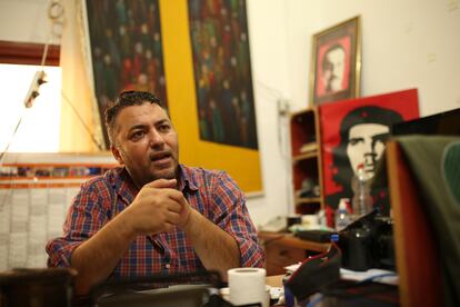 Mustafa Sheta, director general del 'Freedom Theatre', en su despacho.