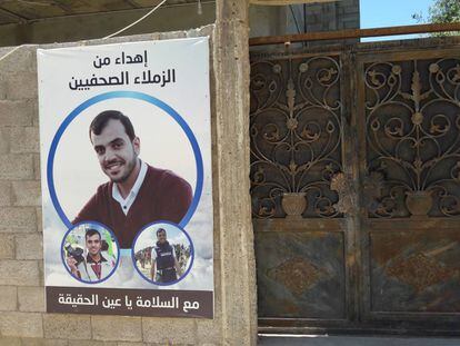 Cartel de homenaje de sus compañeros periodistas en la puerta de su casa en Gaza.