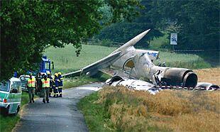 La cola del Tupolev siniestrado, ayer, en el lugar donde cayó tras chocar en vuelo con un Boeing 757 sobre el espacio aéreo de Alemania.
