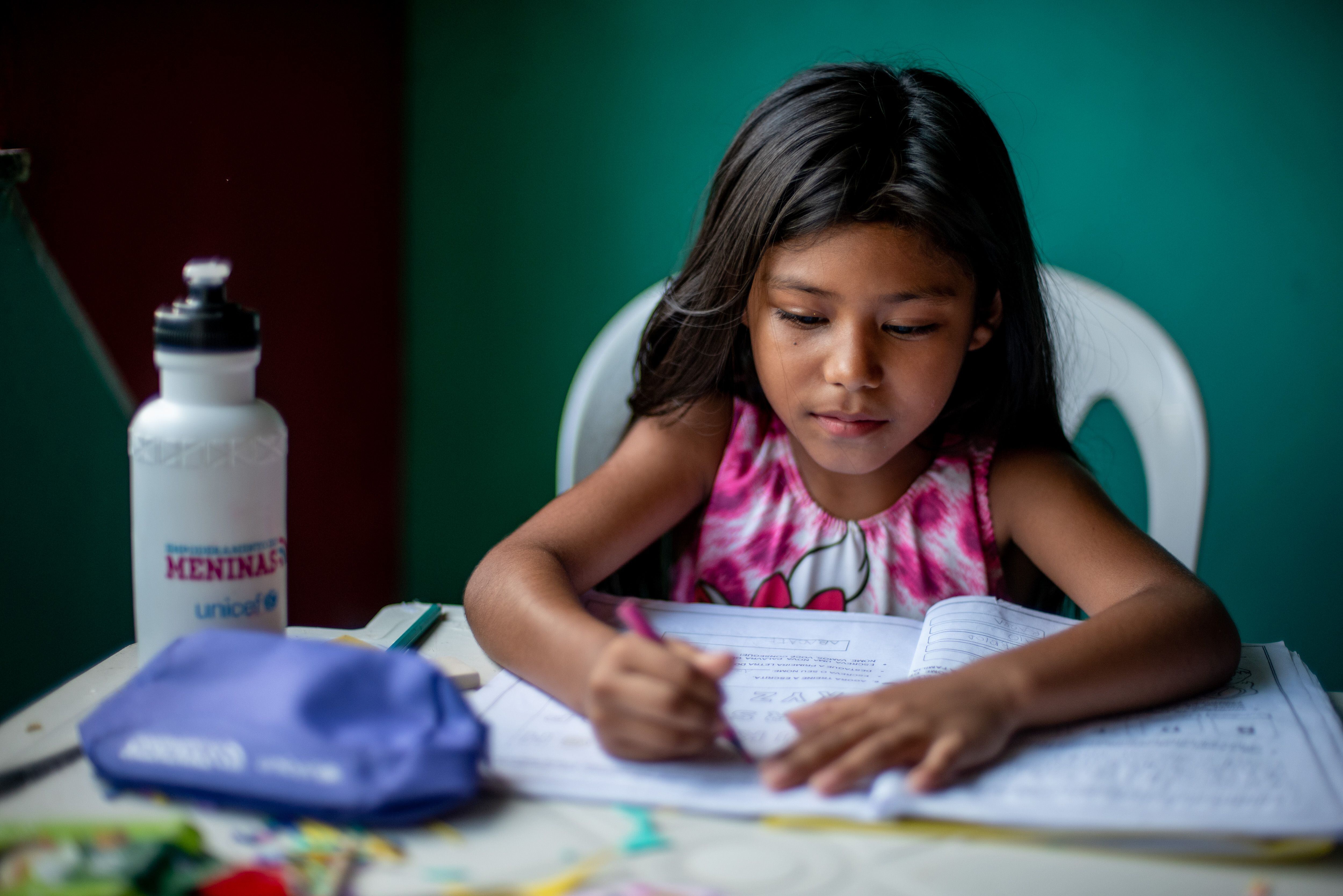Ágata Melo, de ocho años, realiza actividades escolares en su casa de Vigia, en el norteño estado brasileño de Pará, en la región amazónica.