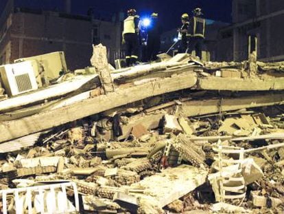 Equipos de rescate buscan entre los escombros de un edificio derribado durante los terremotos de Lorca, en mayo de 2011. 
