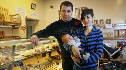 Jordi Cabau, Raquel P&eacute;rez y su hijo Asier, de dos meses.