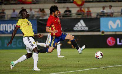 Silva remata para marcar el primer gol de España.