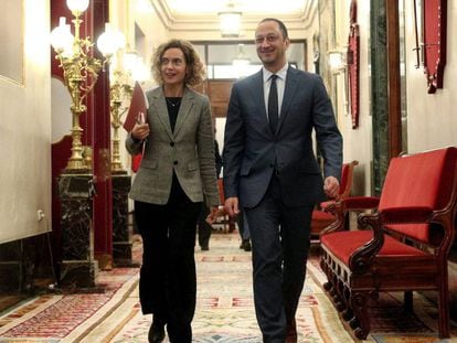 La presidenta del Congreso de los Diputados, Meritxell Batet y el vicepresidente primero del Congreso, Alfonso Rodríguez Gómez de Celis, a su llegada a la reunión de la Mesa.