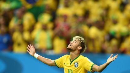 Neymar celebra su gol frente a Camerún.