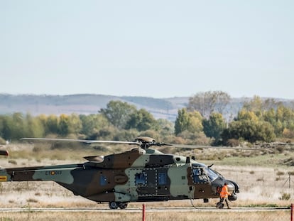 Helicóptero NH90 del Ejército de Tierra español repostando en la base de Agoncillo (La Rioja).