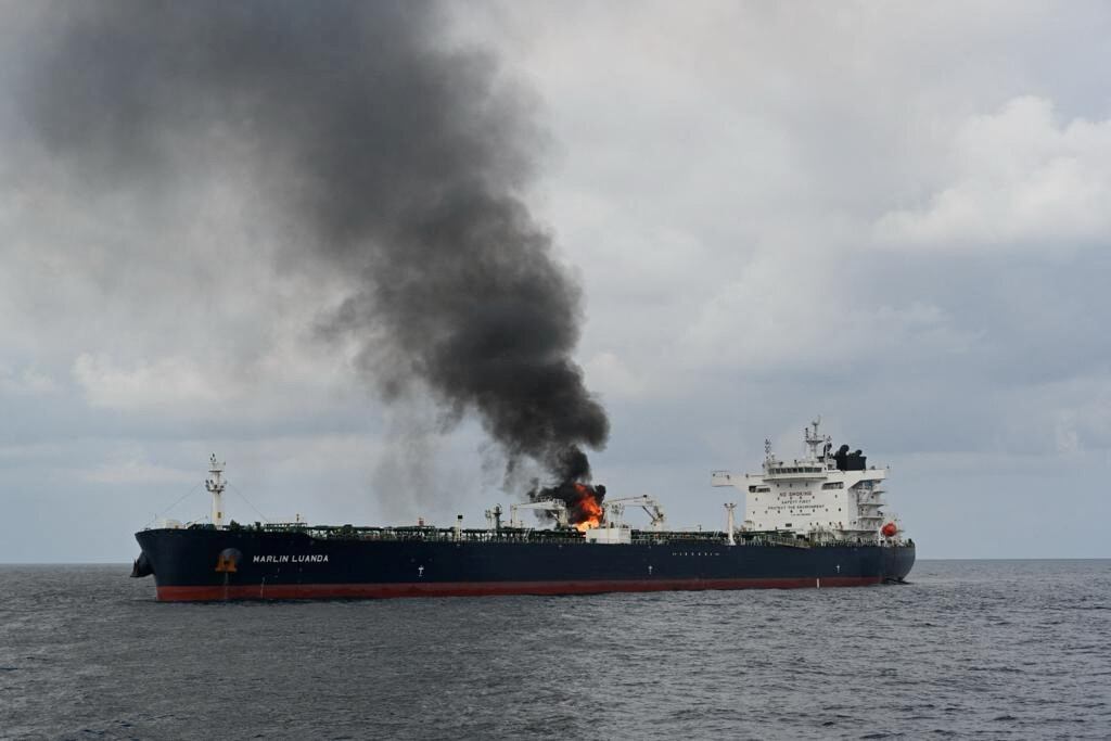 Una columna de humo se eleva sobre el petrolero ‘Marlin Luanda’, en el golfo de Adén, este sábado tras un ataque de los hutíes.