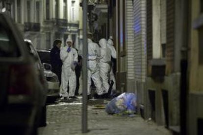 Policías y forenses en la entrada de la mezquita este lunes.