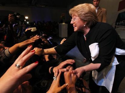 Bachelet saluda a sus partidarios.