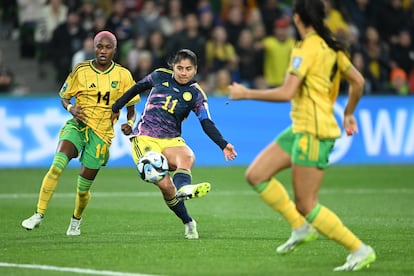 Catalina Usme, at the moment of defining before the goal of Jamaica.