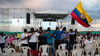 Guerrilleros de las FARC celebran la firma del acuerdo de paz en El Diamante (Colombia).