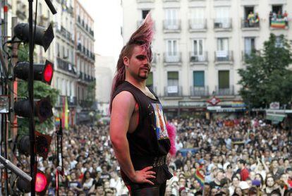 Un momento del pregón en la plaza de Chueca de la fiesta del Orgullo Gay de 2010.