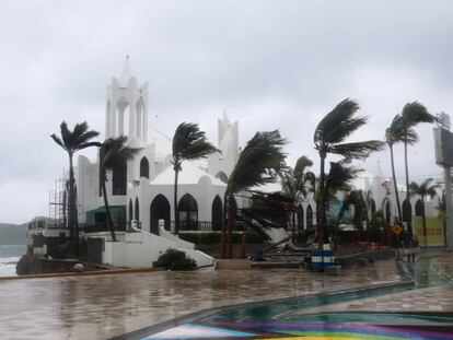 Las palmeras se mecen con el viento mientras el huracán Nora azota la costa mexicana con fuertes lluvias y fuertes vientos en Mazatlán, estado de Sinaloa.