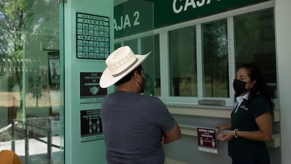 Personal del Banco de Bienestar en la sucursal de Tetecala dan informes a los beneficiarios de los programas Sembrandovida y la Pensión para Adultos Mayores en febrero de 2022.