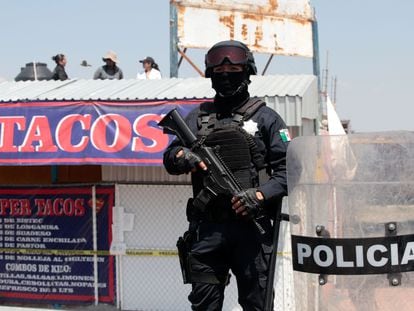 Un elemento de la policía estatal de Puebla hace guardia, en una imagen de archivo.
