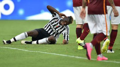 Pogba, frustrado en el suelo, durante el Roma-Juve (2-1)