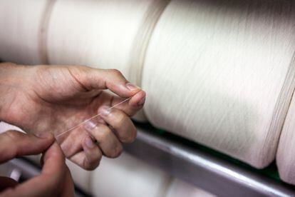De textura suave, flexible y transpirable, la lana merina extrafina permite mantener el pie caliente en invierno y fresco en verano. 