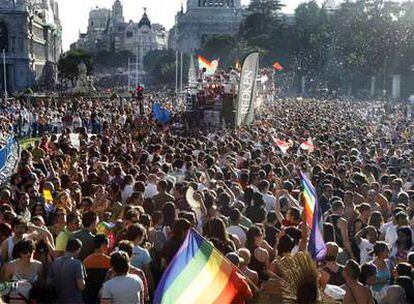 La manifestación del orgullo gay, a su paso por la plaza de Cibeles en Madrid.
/ s. s.