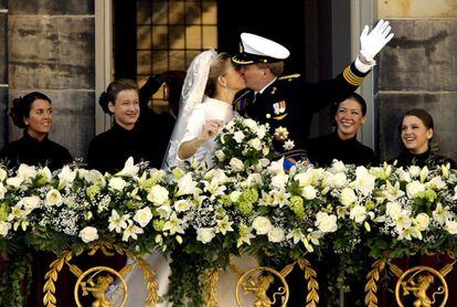 El príncipe heredero de los Países Bajos y su ya mujer, se besan en el balcón del palacio real de Ámsterdam.