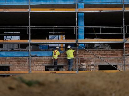 Obreros de la construcción trabajan en un edificio de Sevilla en noviembre de 2023.