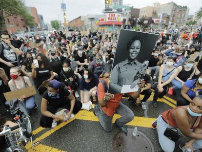 Un hombre sujeta la imagen de Breonna Taylor, asesinada por la policía, durante una concentración antirracista en Nueva York.