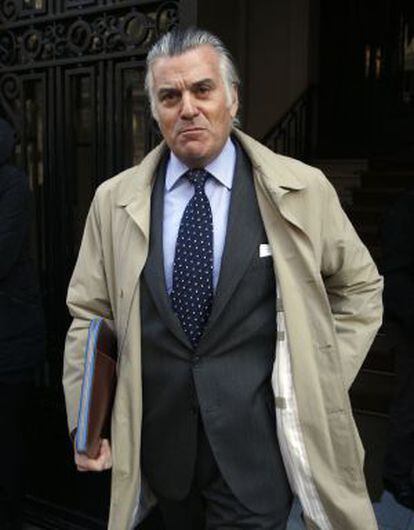 El extesorero del PP Luis Bárcenas sale de su casa el pasado enero.