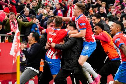 El técnico del Girona Míchel celebra con sus jugadores la victoria de su equipo tras ganar el partido ante el Valencia.