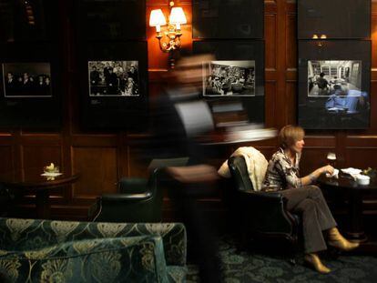 Una mujer en el bar del hotel Palace.