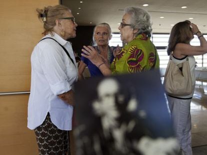 De izquierda a derecha, Teresa Gimpera, la modelo Susan, la fotógrafa Colita y la mujer de Maspons Coral, a la salida del funeral.