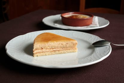 Tarta gijonesa de la Heladería Islandia y el arroz con leche de la casa en El Planeta